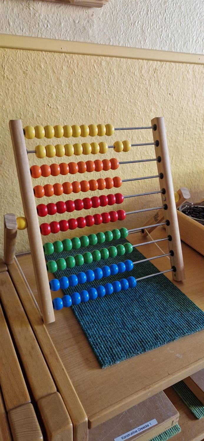 Ein Rechenrahmen mit bunten Holzperlen