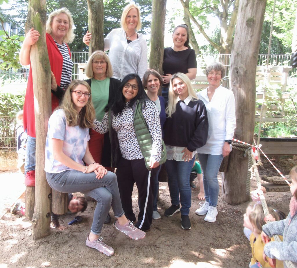 Das pädagogische Team im Garten des Kinderhauses